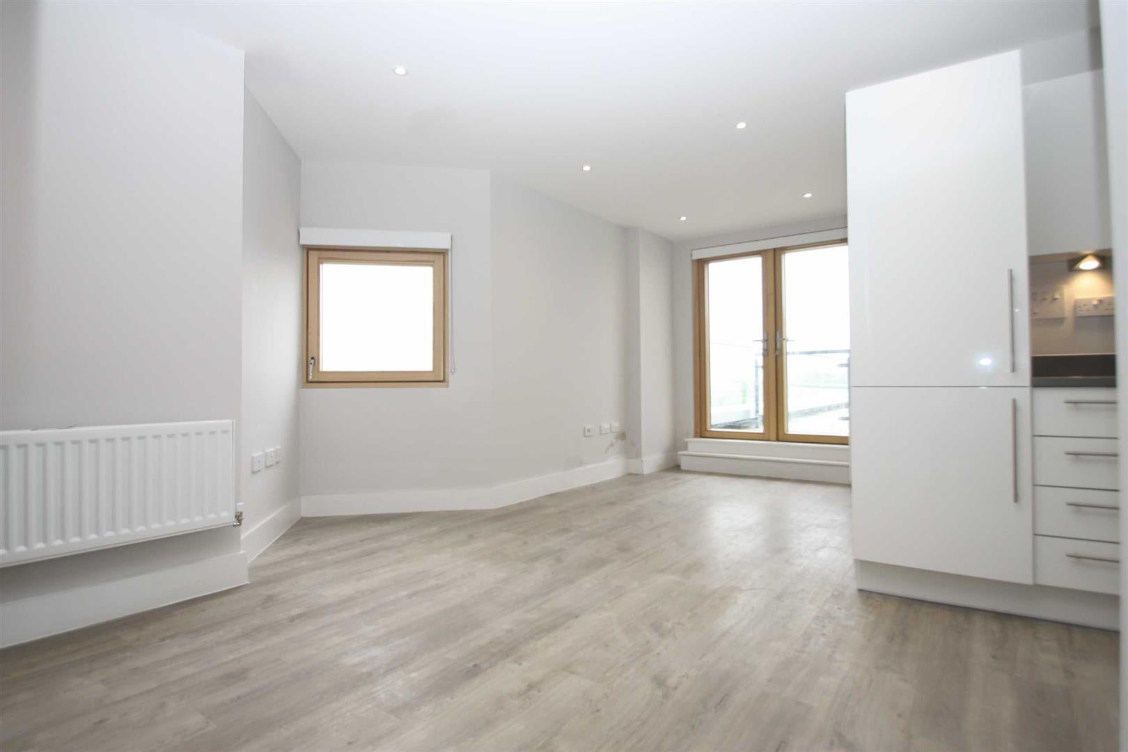 Flat Leven Road in Greater London