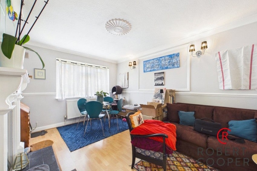Flat Seymour Gardens in Greater London