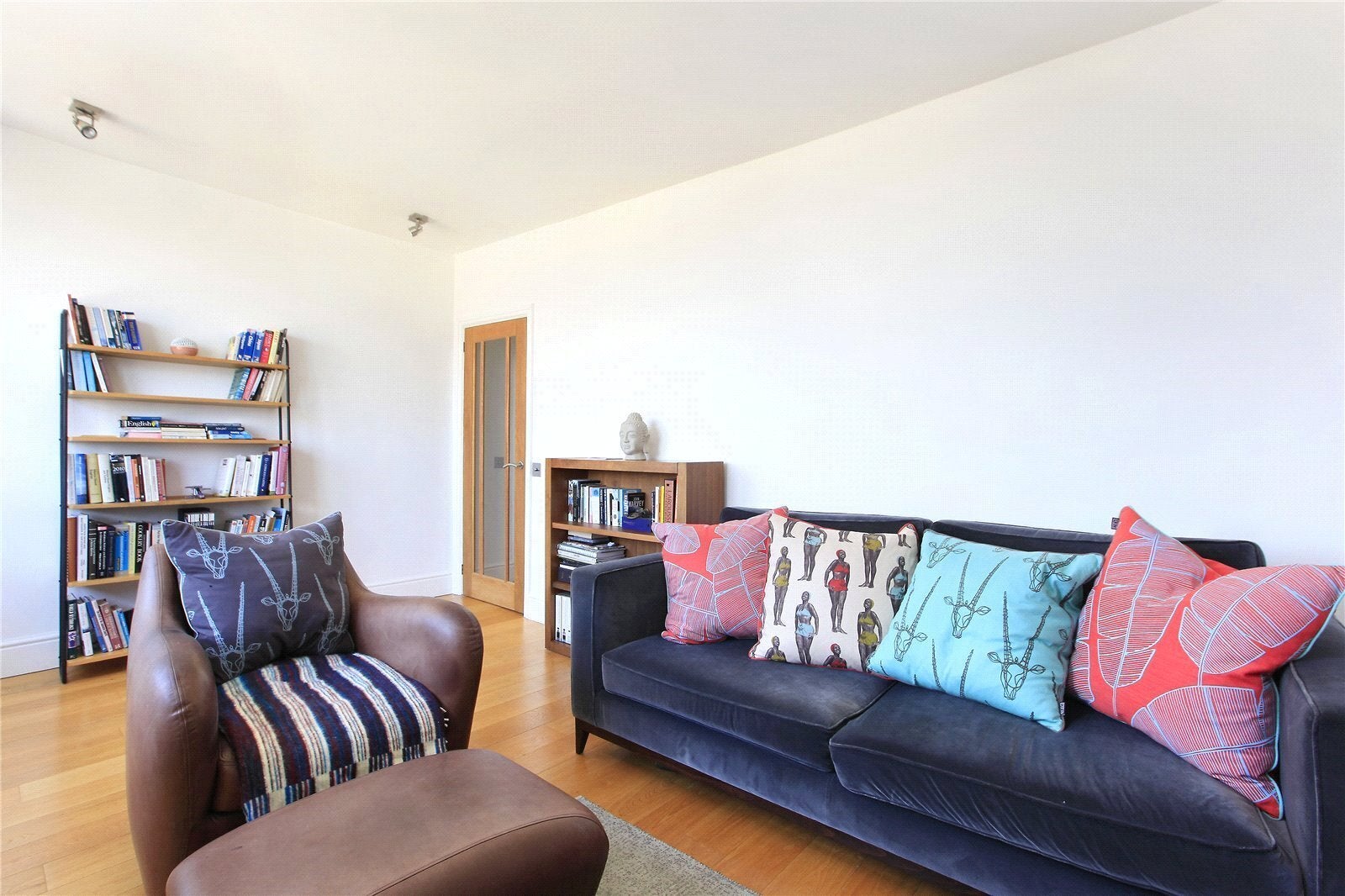 Flat Elsynge Road in Greater London