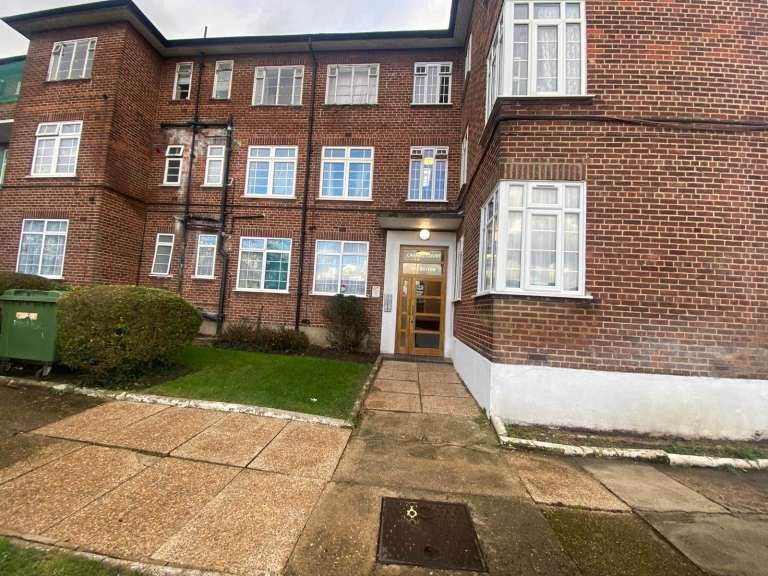 Flat Kings Drive in Greater London