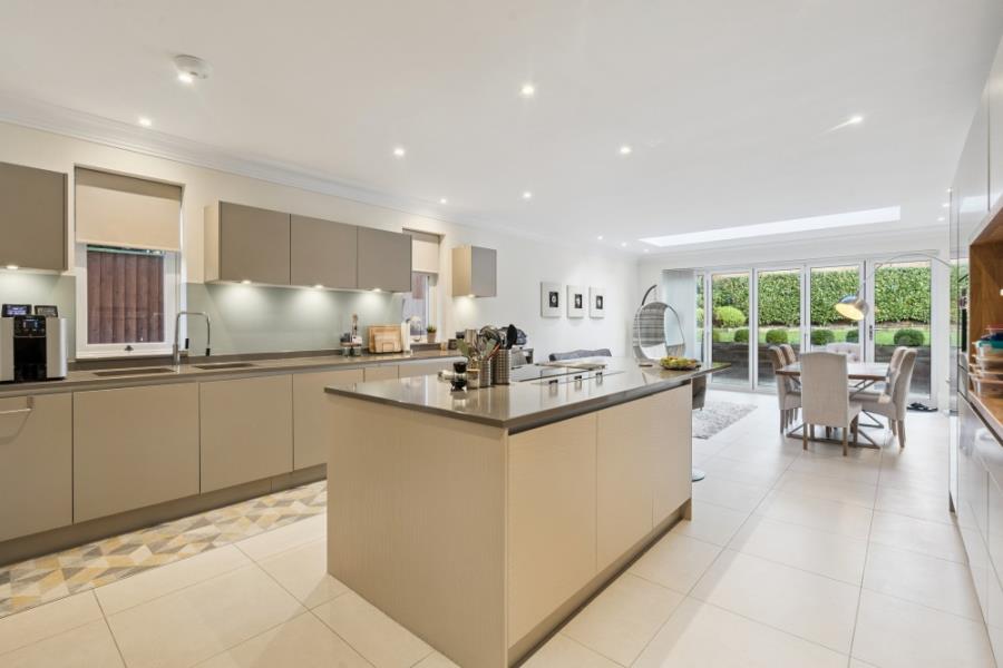 House Frithwood Avenue in Greater London