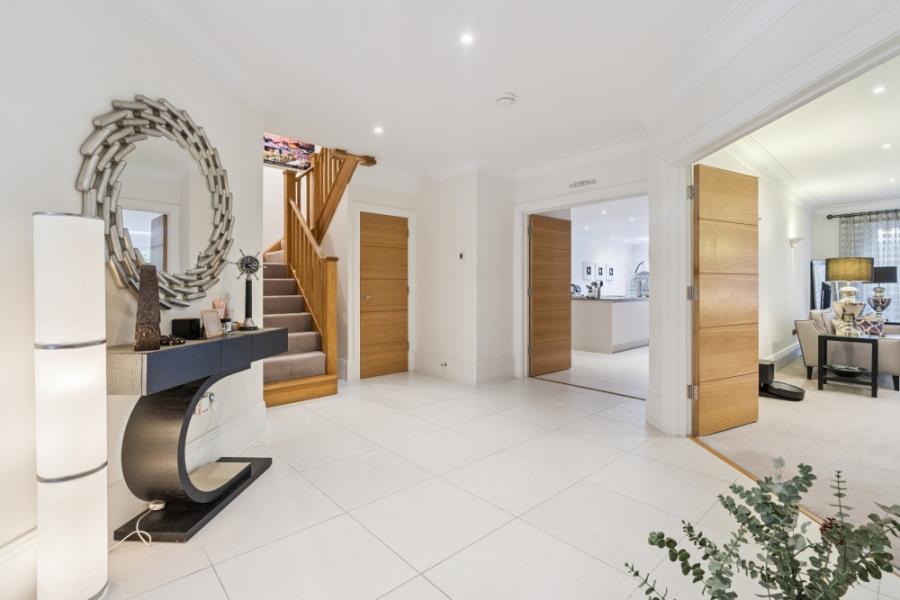 House Frithwood Avenue in Greater London
