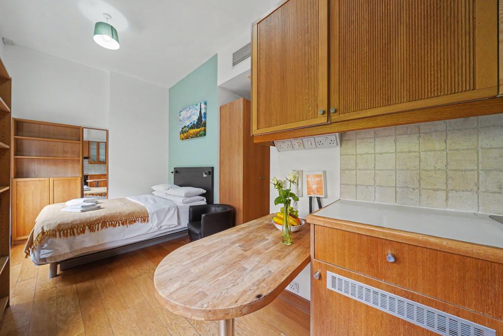 Flat Cartwright Gardens in Greater London