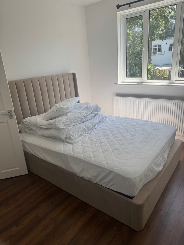 Room Hoser Avenue in Greater London