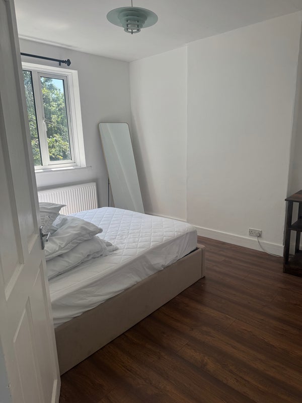 Room Hoser Avenue in Greater London