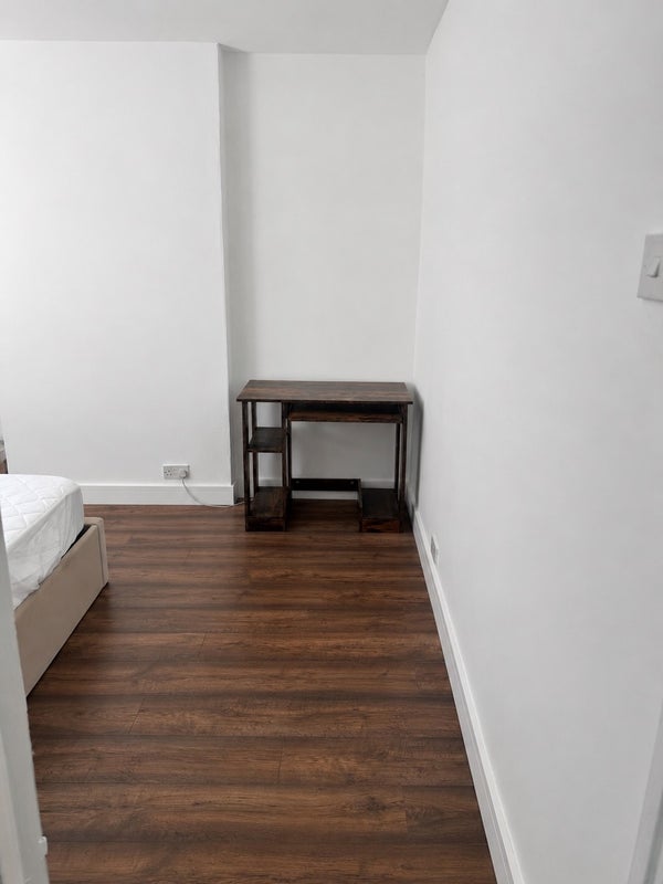Room Hoser Avenue in Greater London