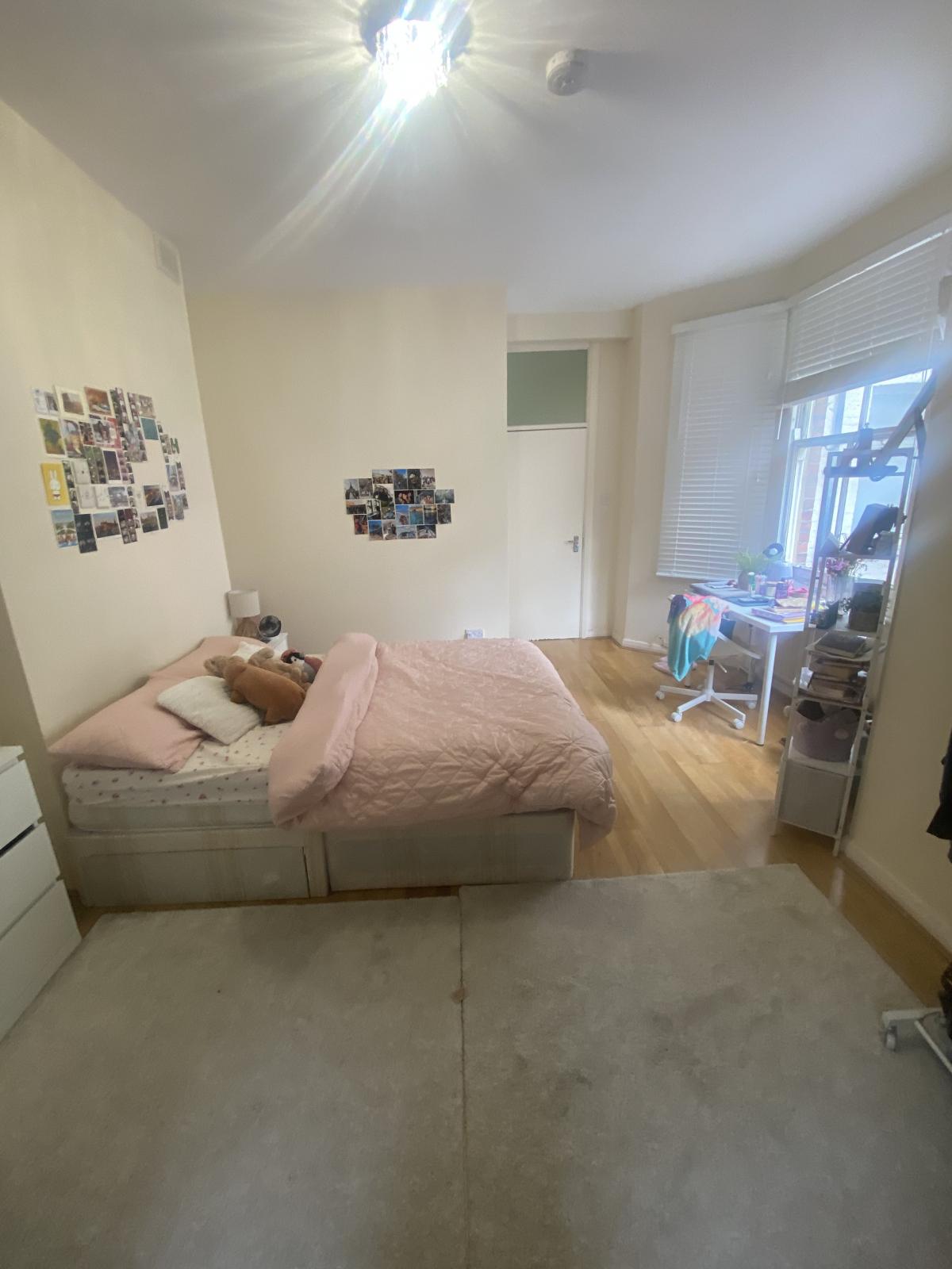 Flat College Place in Greater London