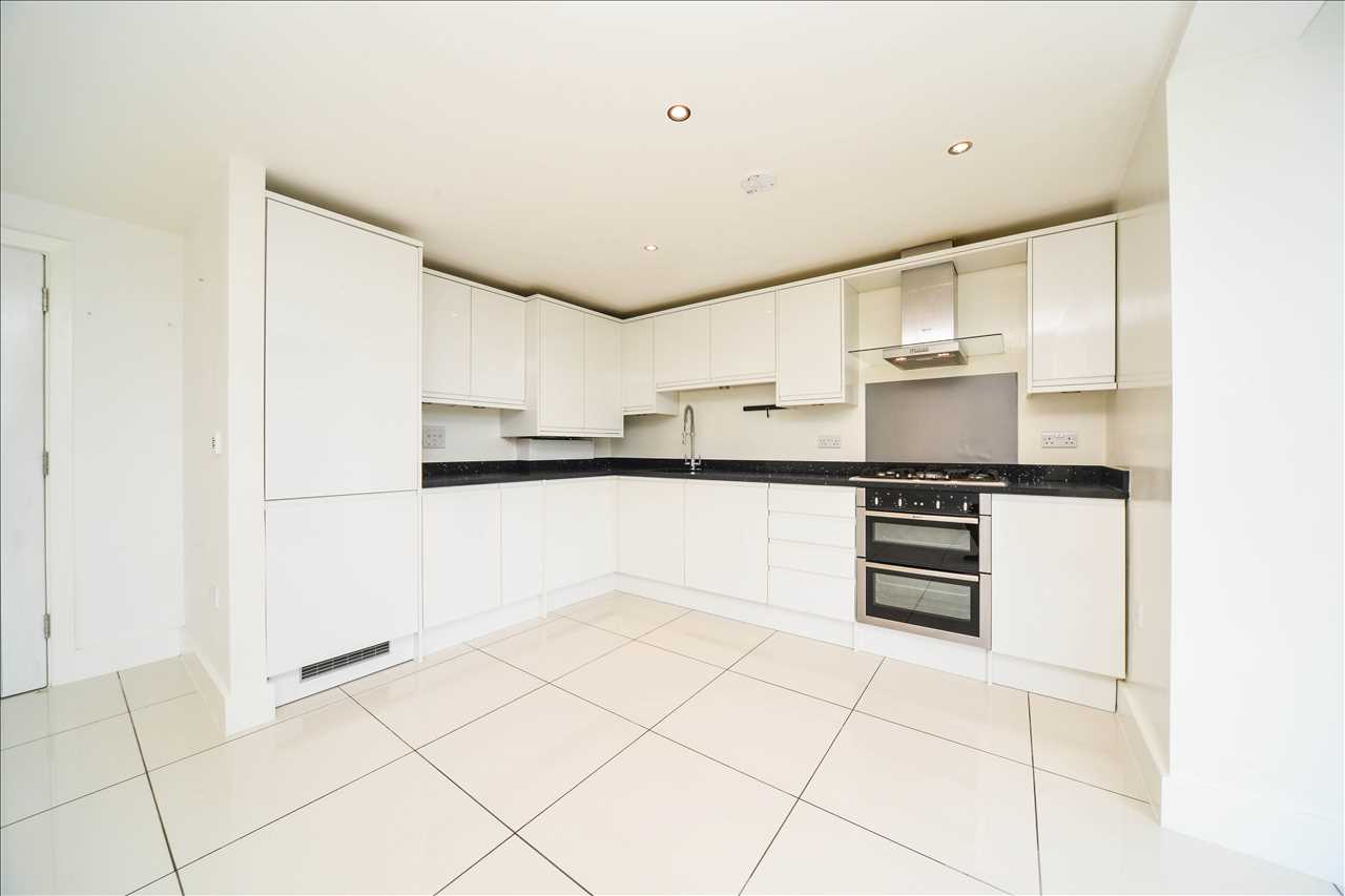 Flat Manor Way in Greater London
