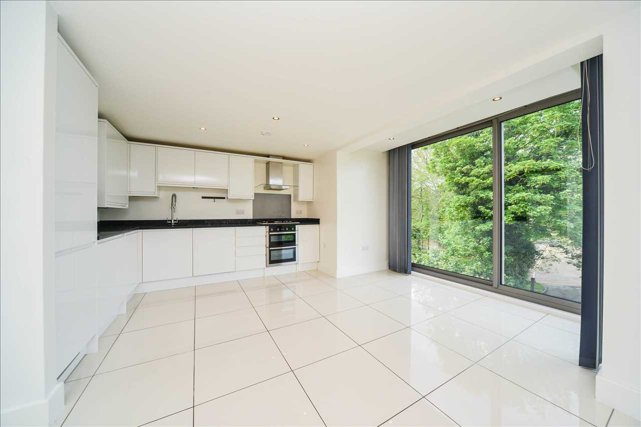 Flat Manor Way in Greater London