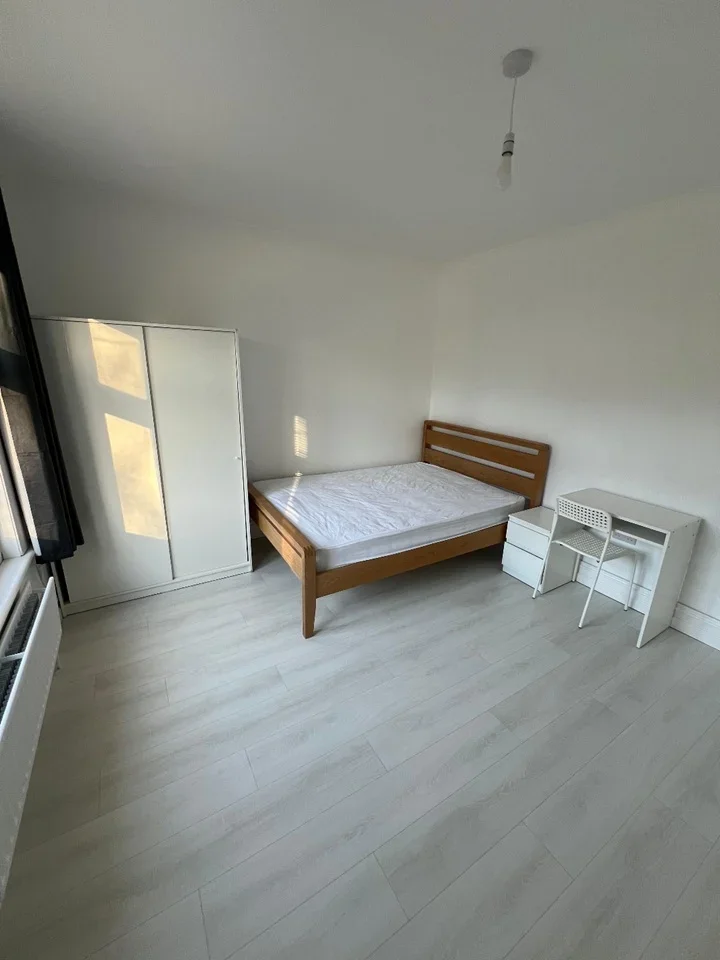 Room Delta Road in Woking