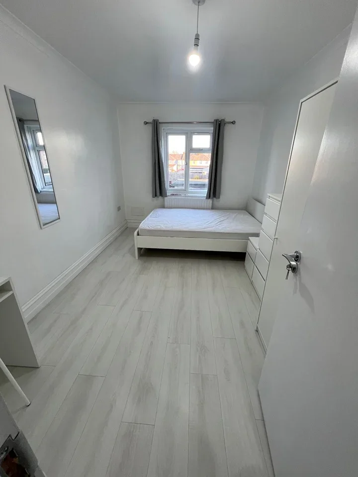 Room Delta Road in Woking