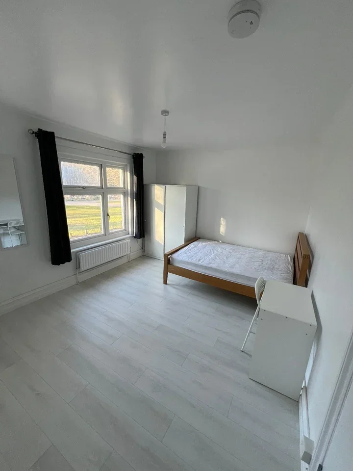 Room Delta Road in Woking