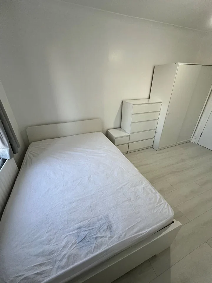 Room Delta Road in Woking
