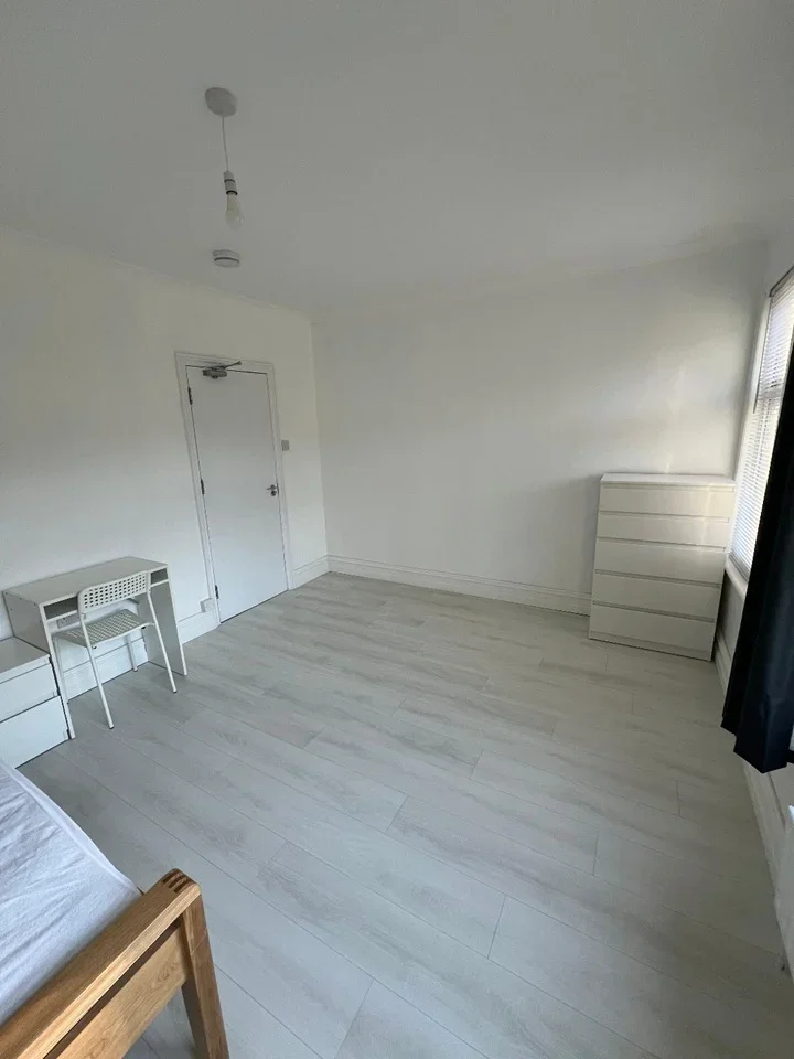 Room Delta Road in Woking