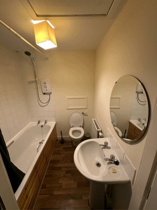 Room Dumbarton Road in Glasgow