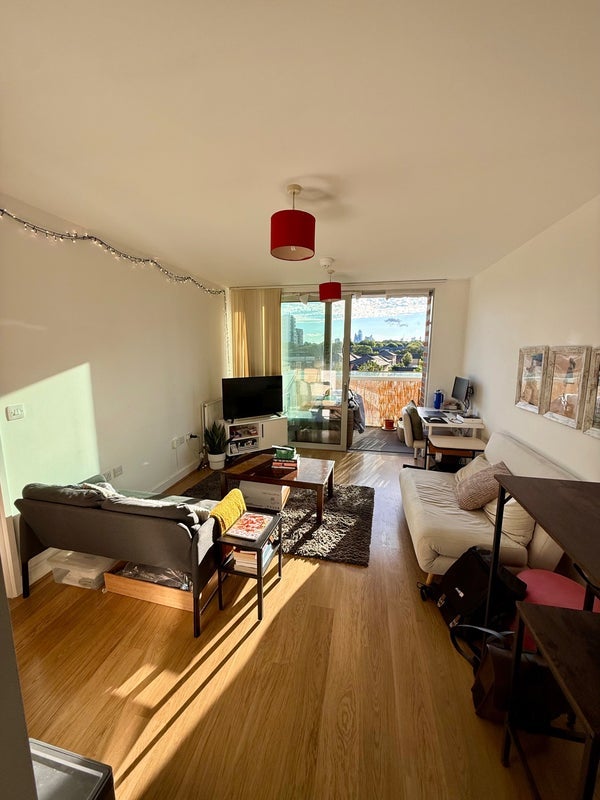 Flat Florence Square in Greater London