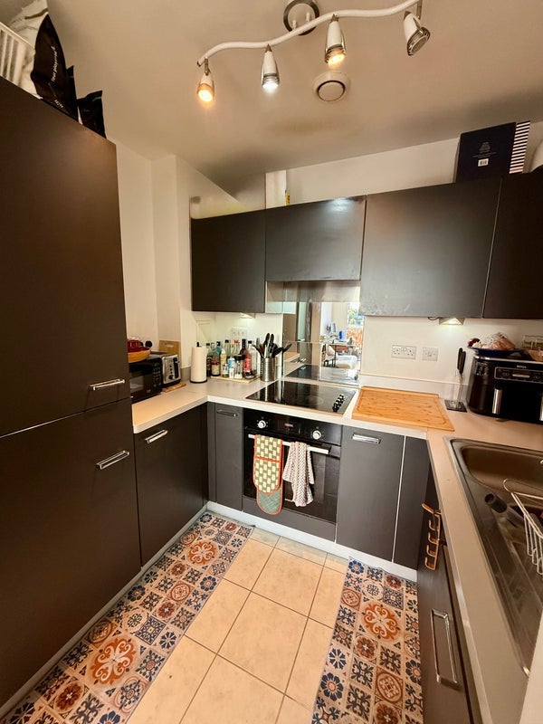 Flat Florence Square in Greater London