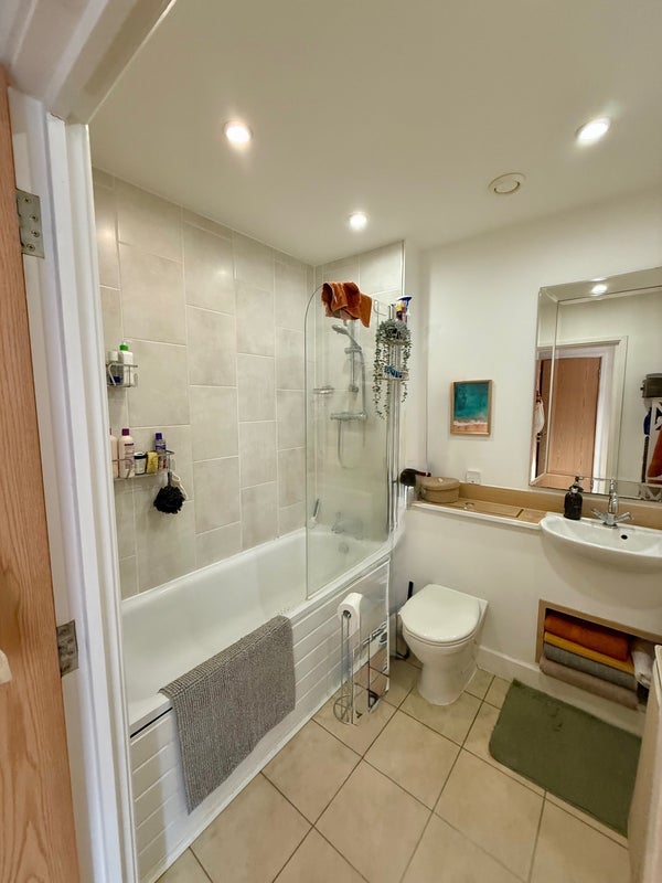 Flat Florence Square in Greater London