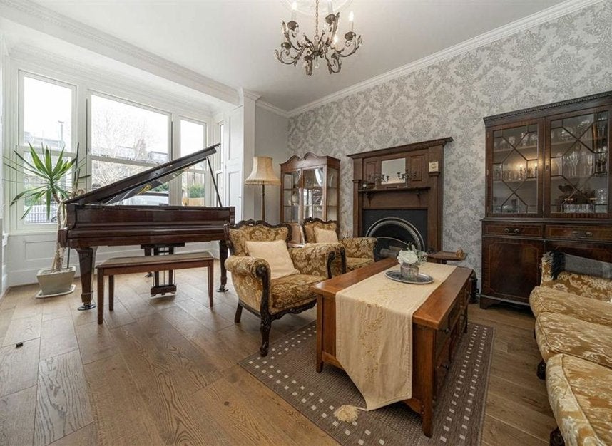 House Stanley Road in Greater London