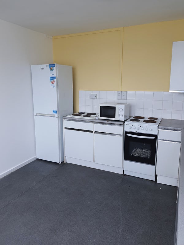 Room Tunworth Crescent in Greater London