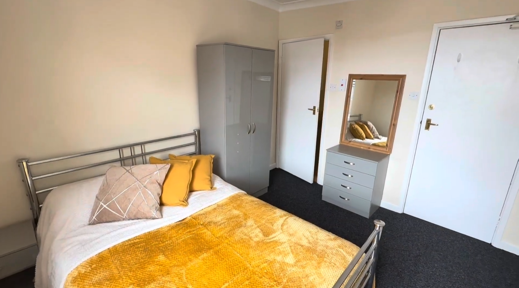 Room St Thomas' Square in Newport