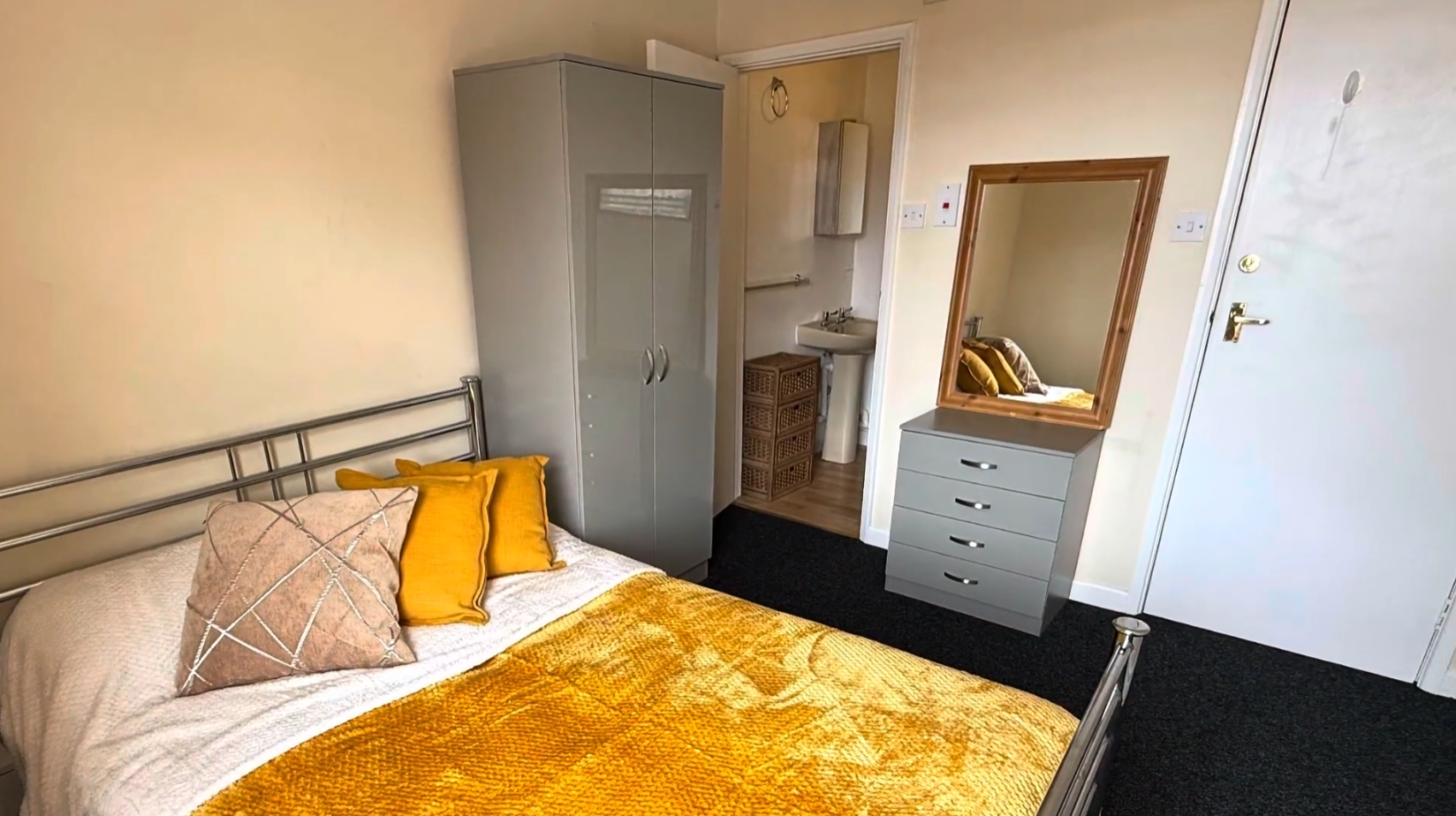 Room St Thomas' Square in Newport