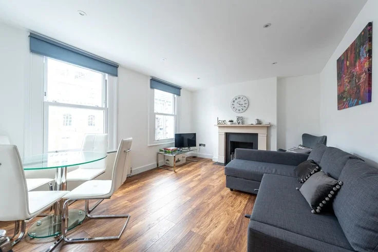 Flat Spring Street in City of Westminster