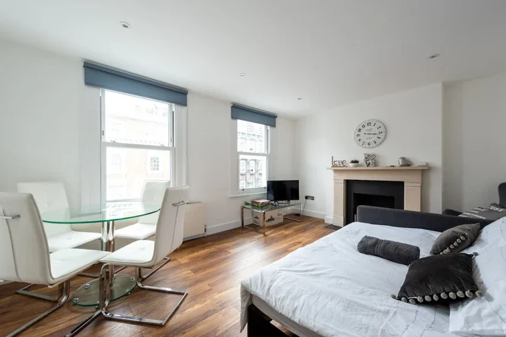Flat Spring Street in City of Westminster