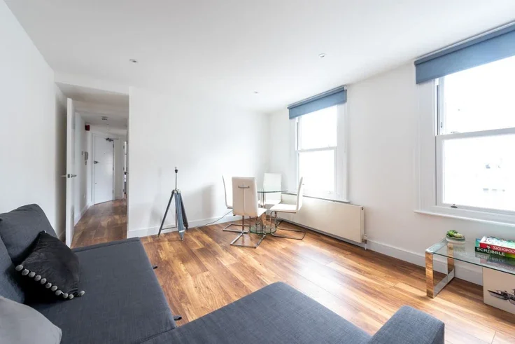Flat Spring Street in City of Westminster