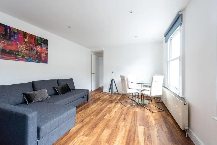 Flat Spring Street in City of Westminster