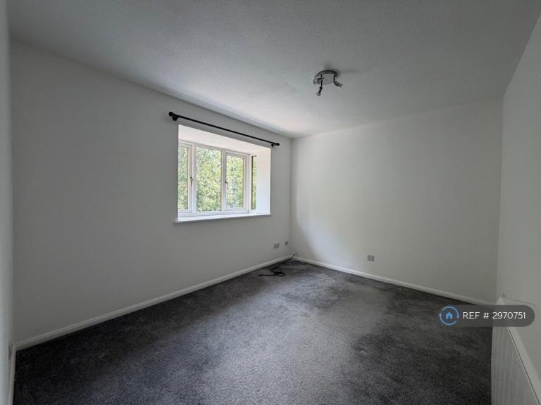 Flat Honeywood Close in Portsmouth