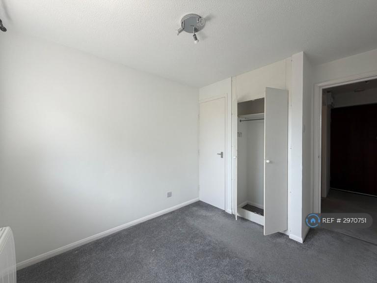 Flat Honeywood Close in Portsmouth