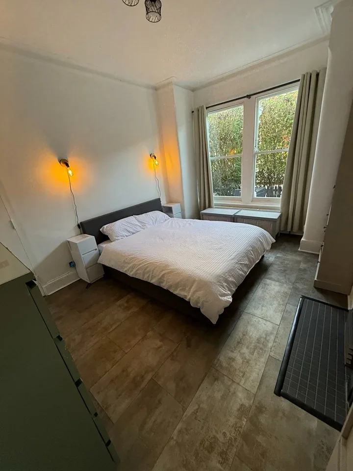 Flat Himley Road in Greater London