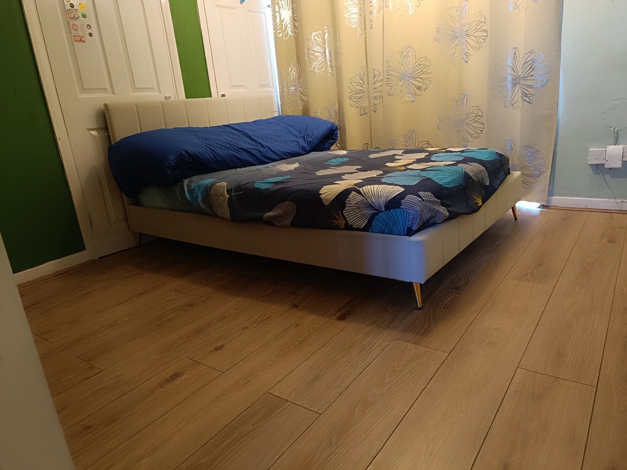 Room Cherry Down Walk in Greater London