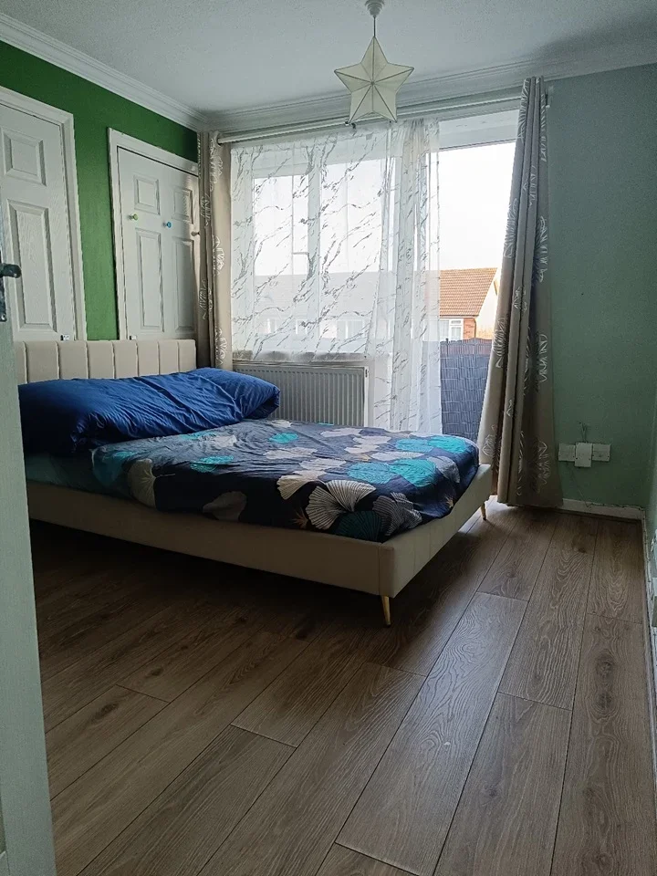 Room Cherry Down Walk in Greater London