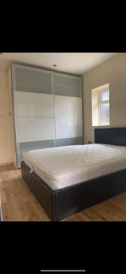 Flat Montrose Avenue in Greater London