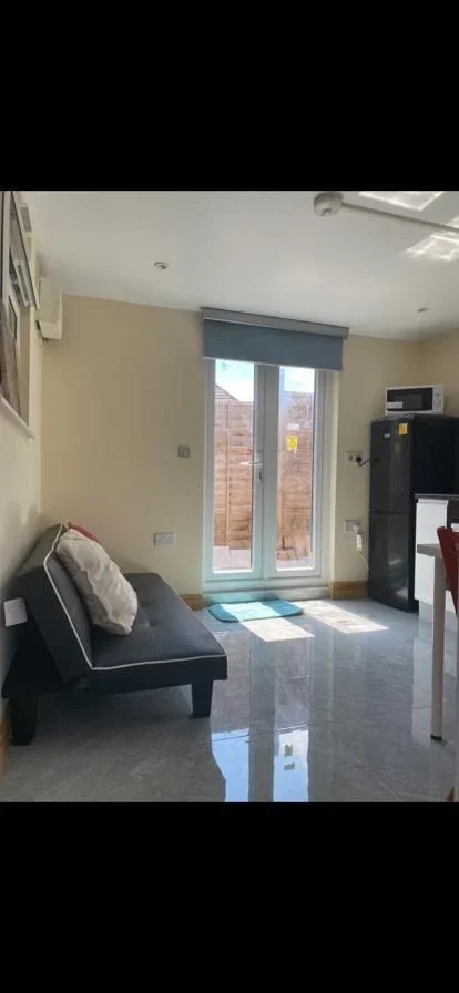 Flat Montrose Avenue in Greater London