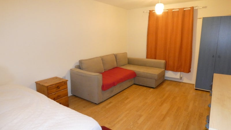 Room Croft Avenue in Rugby