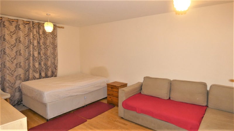 Room Croft Avenue in Rugby
