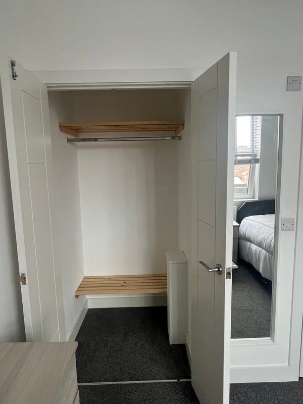 Room Bath Road in Bristol