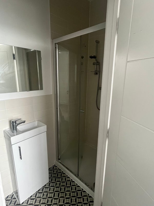 Room Bath Road in Bristol