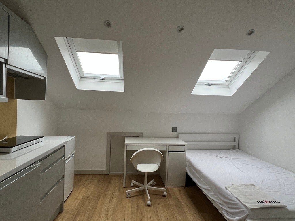 Flat Hardman Road in Greater London