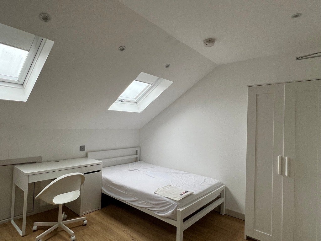 Flat Hardman Road in Greater London