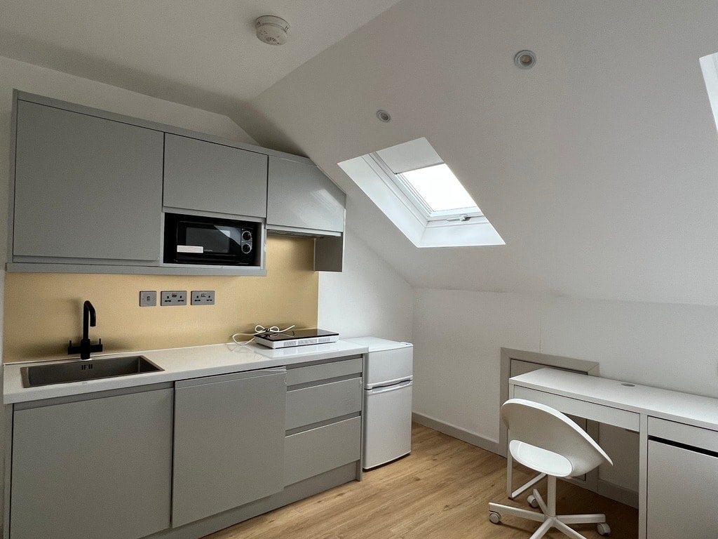 Flat Hardman Road in Greater London