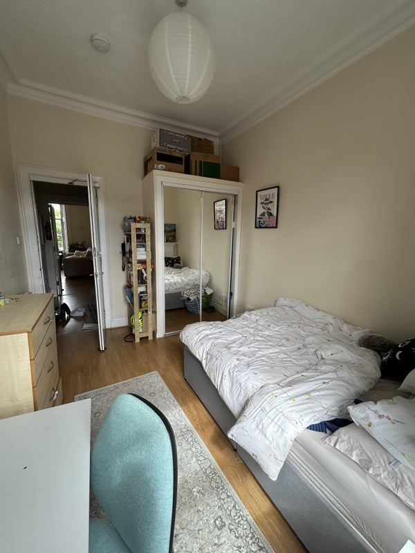 Room Cresswell Street in Glasgow