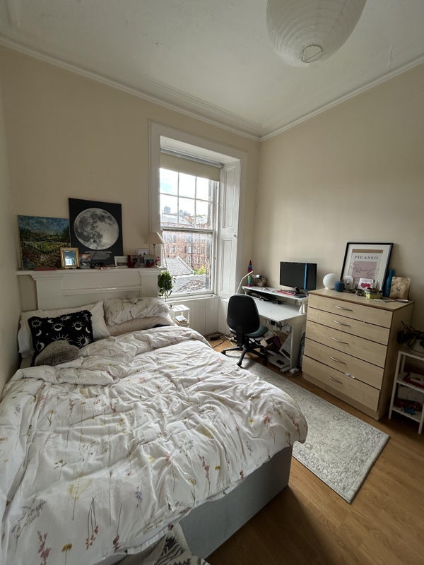 Room Cresswell Street in Glasgow