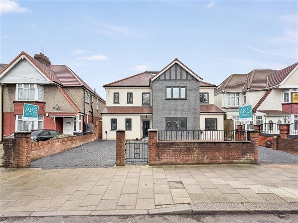 Flat Heston Road in Greater London