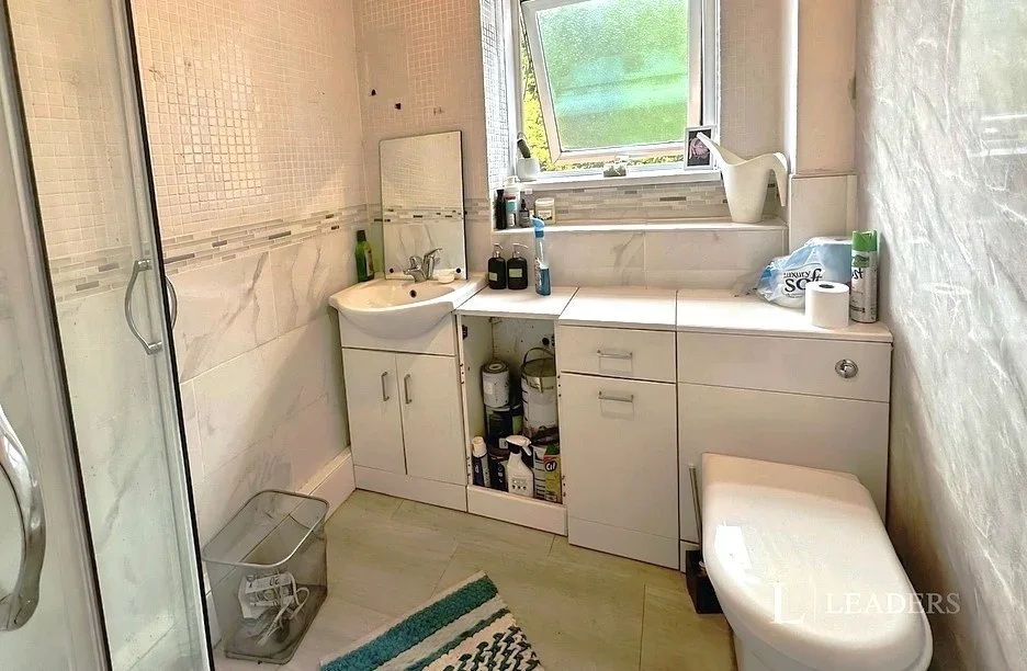 Room Crescent Road in Luton