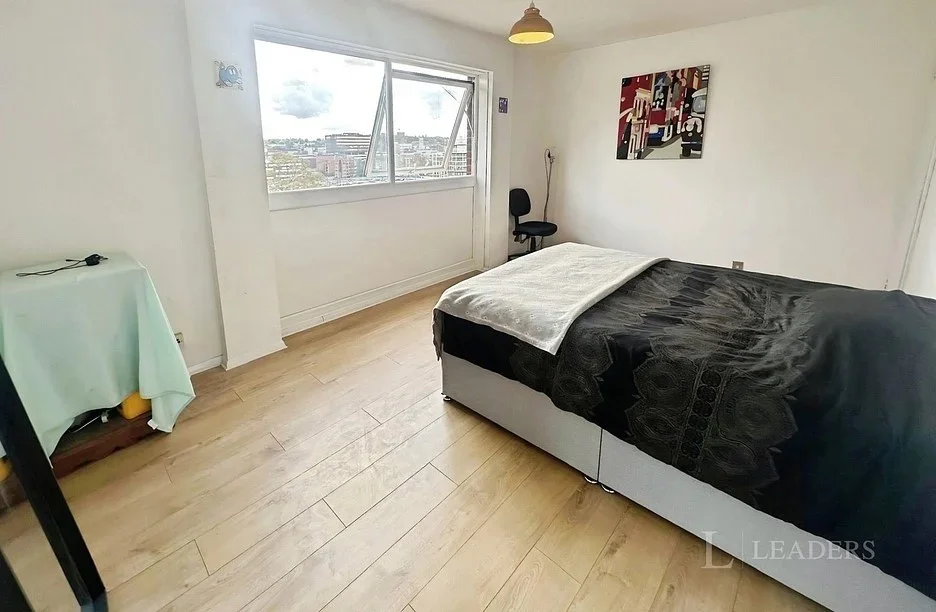 Room Crescent Road in Luton