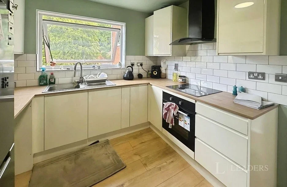 Room Crescent Road in Luton